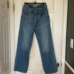 Levi’s Ribcage Straight Ankle Jeans. Size 28.